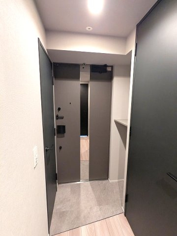 THE LIONS forsia文京湯島の設備|玄関ドアに姿水鏡付、棚付き、人感センサー付玄関ライト