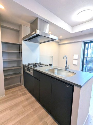 THE LIONS forsia文京湯島のキッチン|グリル付ガス3口システムカウンターキッチン、豊富な収納、瀟洒でお手入れ楽なガラストップコンロです