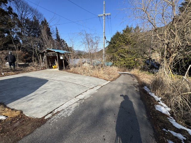 青木村　中古住宅の前面道路含む現地写真