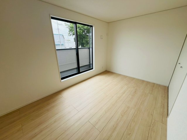 【Cradle Garden】　古河市諸川　第９　全3邸の洋室|〇１号棟　洋室　8.2帖〇
大きな窓で２階居室にもしっかりと陽ざしが届いて明るい室内♪
2026年6月撮影