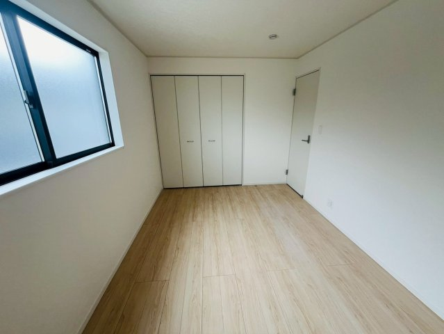 【Cradle Garden】　古河市諸川　第９　全3邸の洋室|〇１号棟　洋室　6.7帖〇
各居室に収納がございますので最大限お部屋を広く使うことができます♪
2026年6月撮影