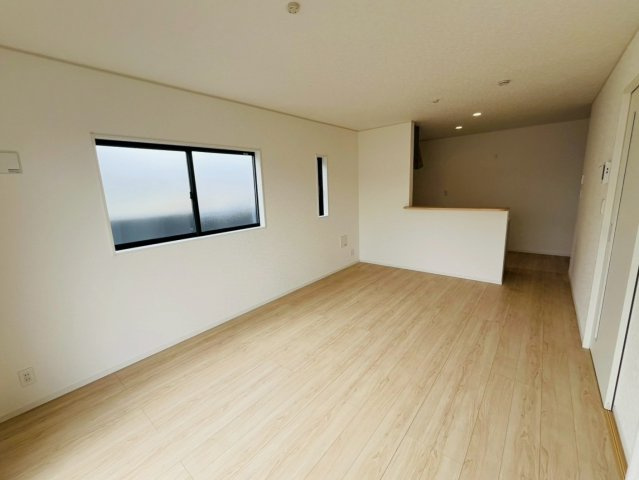 【Cradle Garden】　古河市諸川　第９　全3邸の居間・リビング|〇１号棟　リビング〇
落ち着きのある木目調のリビング。南面に窓がございますので太陽の光を反射し、室内を明るく保つことができます。
2026年6月撮影