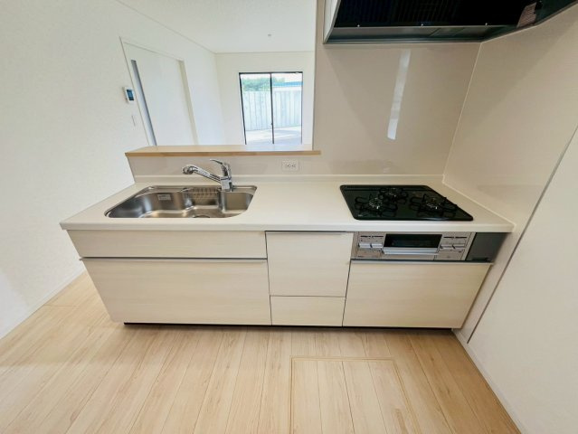 【Cradle Garden】　古河市諸川　第９　全3邸のキッチン|〇１号棟　キッチン〇
お料理をしながら、後片付けをしながら会話がはずむ対面キッチン。リビングが見渡せるので小さいお子様がいても安心です。
2026年6月撮影