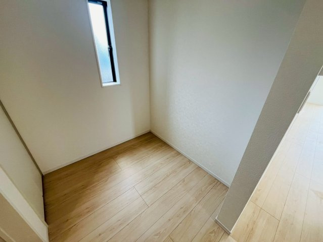 【Cradle Garden】　古河市諸川　第９　全3邸のその他|〇１号棟　フリーコーナー〇
キッチン横には収納付きのフリーコーナーがございます。パントリーとして日用品、消耗品、備蓄用の非常食などを収納するスペースとしてもおすすめです（＾＾）
2026年6月撮影