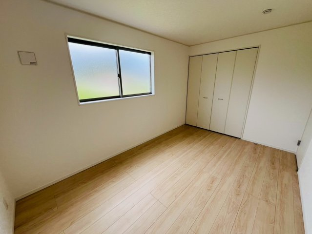 【Cradle Garden】　古河市諸川　第９　全3邸の洋室|〇３号棟　洋室　6.7帖〇
各居室収納付き！窓から明るい日差しが差し込みます♪
2026年5月撮影
