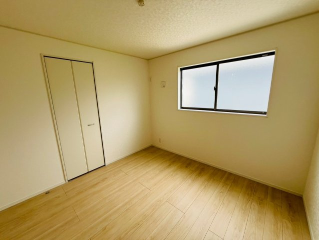 【Cradle Garden】　古河市諸川　第９　全3邸の洋室|〇３号棟　洋室　6.1帖〇
各居室に収納付きで住みやすさにこだわっています！
2026年5月撮影
