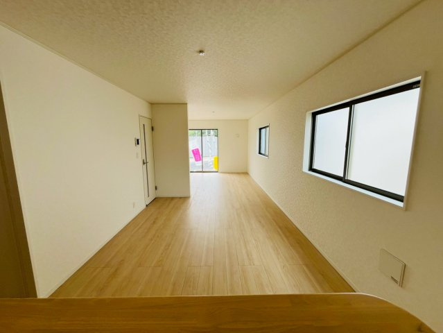 【Cradle Garden】　古河市諸川　第９　全3邸の居間・リビング|〇３号棟　リビング〇
お料理をしながら、後片付けをしながら会話がはずむ対面キッチン。リビングが見渡せるので小さいお子様がいても安心です。
2026年5月撮影