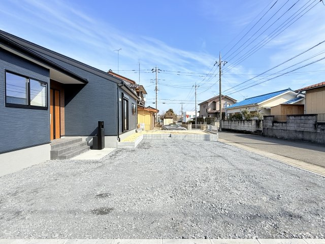 第1石岡市茨城　新築戸建の駐車場|カースペース並列3台可能♪庭付き！