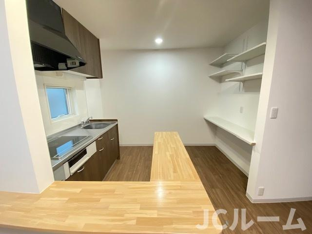 ヒルズソレイユの内装|建設中。反転タイプの部屋の写真です