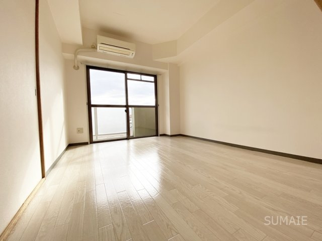 ファーストシティ大宮の居間・リビング|きれいなフローリングのリビング！