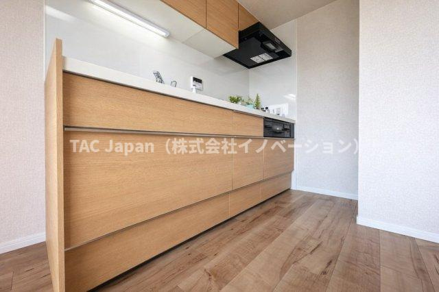 アーバンヒルズ北綾瀬第2のキッチン|清潔感あふれるキッチンは、料理だけでなく片付けもスムーズに進みます。使いやすい収納や動線設計で、毎日の家事を少しラクに、そして楽しくしてくれる大切な場所です。