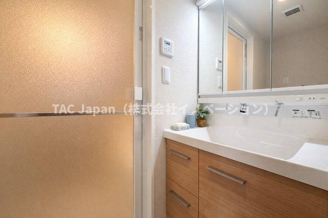 アーバンヒルズ北綾瀬第2の独立洗面台|明るい洗面スペースは、使いやすさを徹底的に追求した設計です。忙しい朝も快適に自然と笑顔がこぼれる心地よいひとときを叶えます。毎日の身支度がスムーズに整う、家族みんなに優しい空間です。