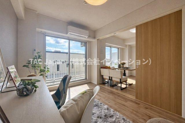 アーバンヒルズ北綾瀬第2の洋室|窓からたっぷりと差し込む自然光と、ほどよい広がりが心をゆるめてくれる洋室。家具のレイアウトも自在で、気分や季節に合わせて自分らしい空間づくりが楽しめます。