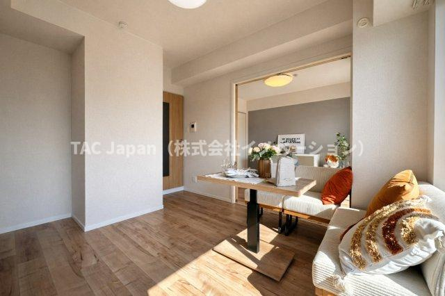 アーバンヒルズ北綾瀬第2の居間・リビング|落ち着いた品格ある内装と広々としたゆとりの空間が融合したリビングは、家族の安らぎの場となり、食事や団らんの時間を一層豊かに彩ります。