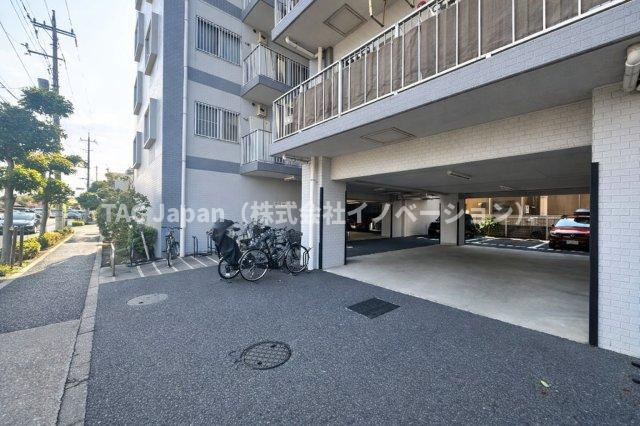 アーバンヒルズ北綾瀬第2の駐車場|敷地内に駐車場を備えており、お車をお持ちの方も安心。通勤やお出かけ、週末のレジャーまで幅広く対応でき、生活の自由度が広がります。