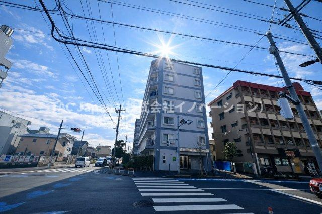 アーバンヒルズ北綾瀬第2の外観|周囲の景観と調和する、落ち着きある洗練デザイン。日常の風景にさりげない美しさを添える、ちょうどよい存在感です。