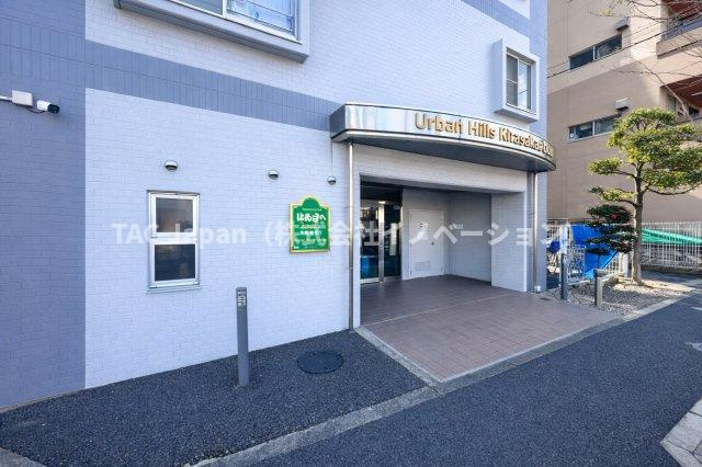 アーバンヒルズ北綾瀬第2|落ち着いた上質感あふれるエントランスが、家族の帰宅を温かく包み込みます。毎日の生活に安心感と特別な安らぎをもたらし、住まう方の心にゆとりと豊かさをもたらします。