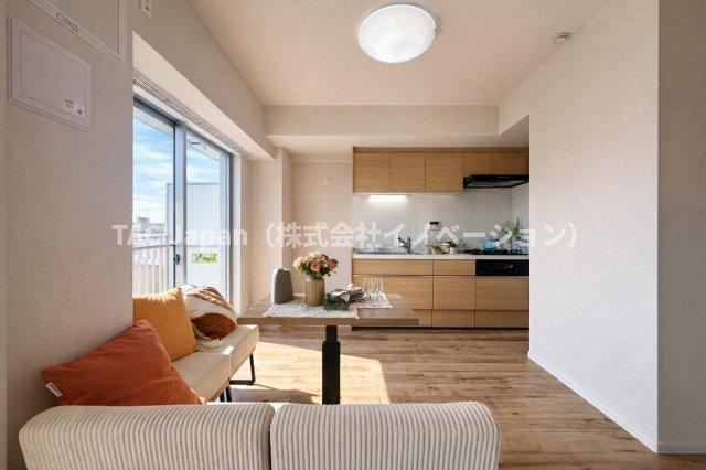 アーバンヒルズ北綾瀬第2の居間・リビング|窓から差し込む柔らかな陽光が空間を優しく満たし、リビングダイニングに自然な広がりを生み出します。ここで過ごす時間が、何気ない日常を“ちょっと特別”に変えてくれる──そんな温もりあふれる住まいの中心です