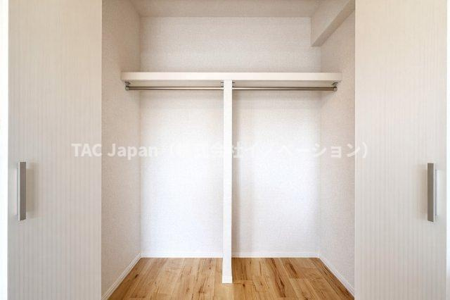 アーバンヒルズ北綾瀬第2の収納|使い勝手にこだわった収納設計は、必要なものがすぐ手に取れる工夫が随所に施されており、忙しい毎日の家事をより快適でスムーズに進められる空間となっています。生活動線を考えた配置でストレスフリーな暮らしを。