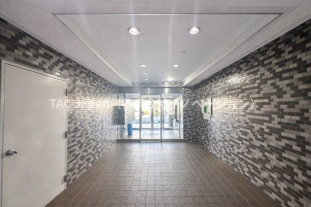 アーバンヒルズ北綾瀬第2のエントランス|上質な雰囲気が漂うエントランスは、家族の帰宅をやさしく迎え入れるだけでなく、日々の暮らしに小さな特別感と温もりを添え、心身ともに安らげる心地よい癒やしの空間を創り出します。