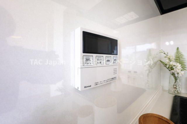 アーバンヒルズ北綾瀬第2の防犯設備|ワンタッチ操作でお湯張りや追い焚きができるオートバスは、忙しい日々の中でも快適なバスタイムをサポート。湯温の調整や保温も自動で行えるため、いつでもちょうどいい温かさのお風呂が待っています。