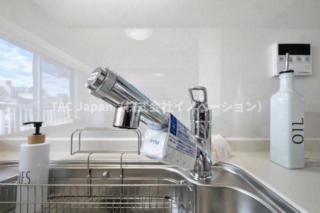 アーバンヒルズ北綾瀬第2のキッチン|浄水機能付きの水栓は、安心でおいしい水がすぐ使える便利な設備。ハンドシャワーで使い勝手もよく、毎日の家事が快適になります。使い勝手と衛生面を両立した設計が、毎日の家事に小さな心地よさと楽しさをプラス。