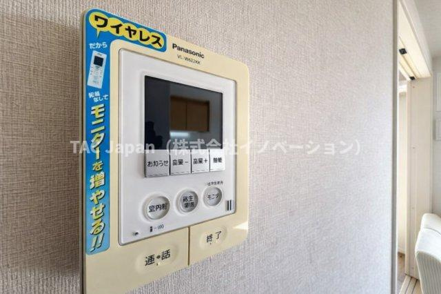 アーバンヒルズ北綾瀬第2の防犯設備|リビングから来訪者の姿をしっかり確認できるモニター付きインターホンは、防犯性はもちろん、急な来客にも安心して対応できる心強い設備。ご家族の安全と安心な暮らしをそっと支えてくれます。