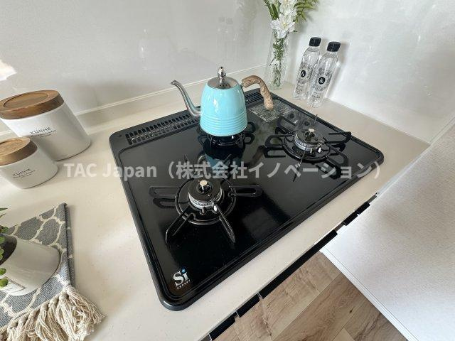 アーバンヒルズ北綾瀬第2のキッチン|3口ガスコンロで、同時調理もスムーズに進み、時間を有効に使えるのがうれしいポイント。炒め物、煮込み、汁物など、複数の料理を一度に作れるので、忙しい朝や夕食の準備も効率よく進みます。