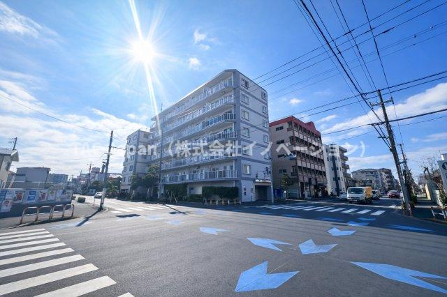 アーバンヒルズ北綾瀬第2の外観|ただいま、と家に帰るたびに心がほっと安らぐ、美しく誇らしい外観デザイン。温かみと上質さが絶妙に調和し、家族を迎える誇り高い表情を見せます。街並みにも映える佇まいは、安心感と豊かさをもたらしてくれます。