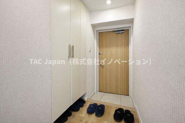 アーバンヒルズ北綾瀬第2の玄関|扉を開けた瞬間、あたたかな陽光が差し込む玄関が広がり、清々しい空気とともにやさしく迎え入れてくれます。その明るさと開放感は、一日の始まりに期待を抱かせ、住まい全体の心地よさを自然と感じさせてくれます。