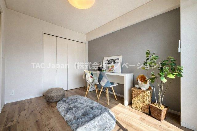 アーバンヒルズ北綾瀬第2の洋室|陽射しがやわらかく差し込む洋室は、日々の疲れを癒す静けさに包まれたプライベート空間。お気に入りの家具をどこに置こうか、思い描くだけで自然と笑顔がこぼれます。─そんな温もりと可能性に満ちた一部屋です。