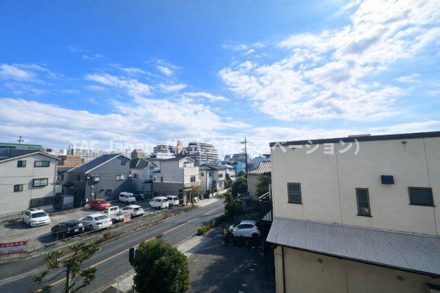 アーバンヒルズ北綾瀬第2の展望|空と街の景色が広がる窓辺は、暮らしの舞台を美しく彩ります。窓を開けるたびに心がほどけ、穏やかな風と光に包まれる、ゆったりとした時間が流れています。日々の喧騒から離れ、自然と調和する心地よい住まいです。