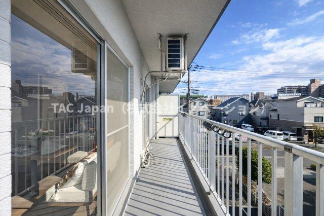 アーバンヒルズ北綾瀬第2のバルコニー|そよぐ風と広がる空が心地よく包み込み、日々の疲れをやさしく癒すバルコニー。朝の爽やかな光を浴び、夕暮れの穏やかな色合いに心がほどける、くつろぎのひとときをお届けします。