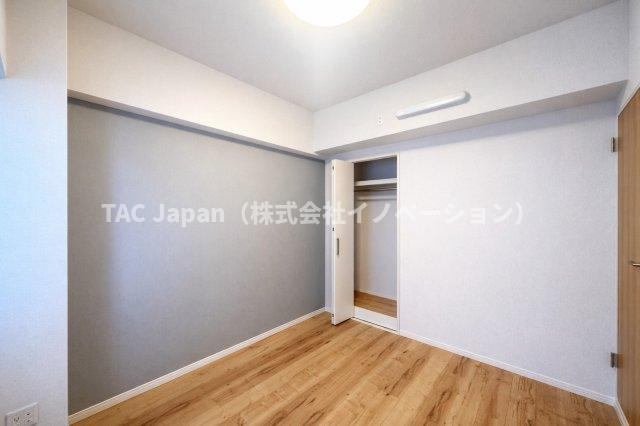 アーバンヒルズ北綾瀬第2の洋室|余白のある空間は、暮らしの変化にしなやかに寄り添うキャンバスのような存在。朝の支度や夜のくつろぎ時間を、自分らしく彩りながら過ごせる場所がここにあります。