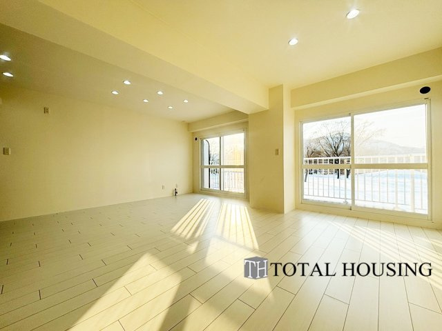 【居間・リビング】 | マンション平岸天神山 | 窓が大きく開放的な約16.0帖のLDK。たっぷりと光が差し込む広いリビングでゆったりとした時間をお過ごしいただけます。