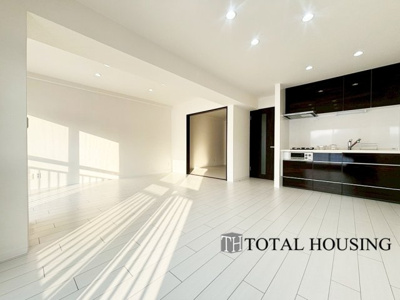 【居間・リビング】 | マンション平岸天神山 | 柔らかな色合いのフローリングと清潔感の溢れるクロスが明るい空間を創り出しているリビングダイニング。憩いの場に相応しく、ここで楽しむ家族の時間が絆をより深めてくれそうです。