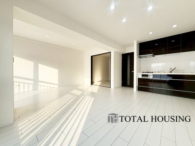 【居間・リビング】 | マンション平岸天神山 | 柔らかな色合いのフローリングと清潔感の溢れるクロスが明るい空間を創り出しているリビングダイニング。憩いの場に相応しく、ここで楽しむ家族の時間が絆をより深めてくれそうです。