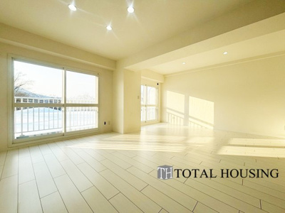 【居間・リビング】 | マンション平岸天神山 | 室内にいても、たっぷりの陽光と爽やかな風を感じて頂ける、開放感あふれるリビングです。
穏やかに過ごす、心地の良い時間が流れます。