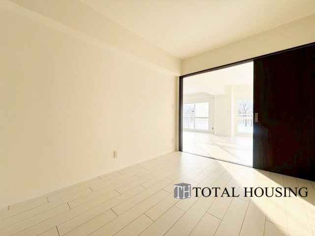 【洋室】 | マンション平岸天神山 | 洋室　約6.0帖
LDKに隣接する洋室は、扉を開放すればLDKと繋がります。夜間は個室にスイッチすることも可◎ご家族のライフステージに合わせた空間を創ることができる便利なお部屋です！