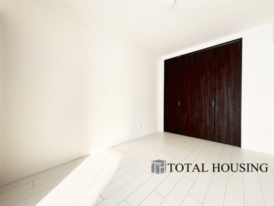 【洋室】 | マンション平岸天神山 | 洋室　約6.0帖
アクティブで充実した日常を過ごすからこそ、毎日のリラックスタイムは大切にしたいですね。落ち着いたトーンとナチュラルな風合いが心地良いお部屋は、主寝室にも最適です。