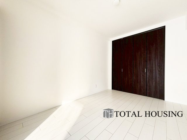 【洋室】 | マンション平岸天神山 | 洋室　約6.0帖
アクティブで充実した日常を過ごすからこそ、毎日のリラックスタイムは大切にしたいですね。落ち着いたトーンとナチュラルな風合いが心地良いお部屋は、主寝室にも最適です。