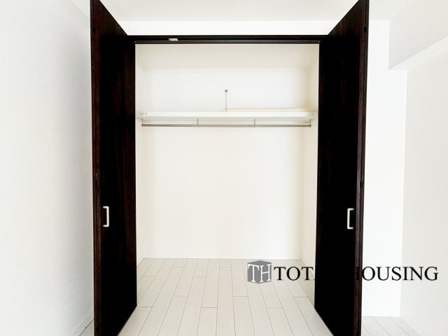 【収納】 | マンション平岸天神山 | 壁面クローゼットのメリットは、衣類が横一列に並ぶためひと目で洋服が選びやすいです♪衣類をたくさんお持ちの方も、限られたスペース内に無理なく収納することができます。