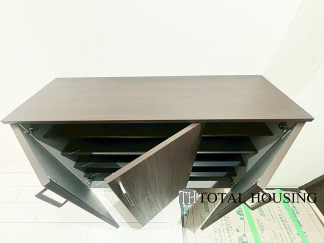 【玄関】 | マンション平岸天神山 | 豊富なシューズボックスを完備している為、ご家族分の靴をしっかり収納♪収納スペースも充実しているため、靴の他にお出かけグッズも収納できてすっきりした玄関になります！