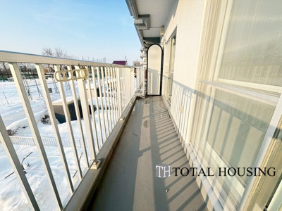 【バルコニー】 | マンション平岸天神山 | 広いバルコニーは、暮らしの中での光と風を演出してくれています。開放的な空間をお楽しみください。