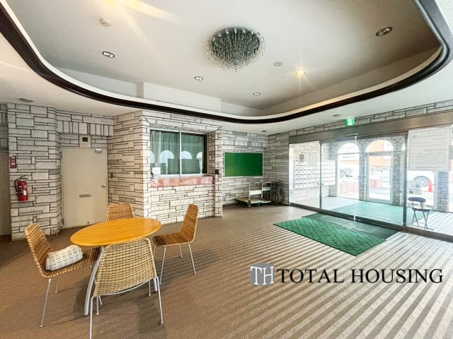 【エントランス】 | マンション平岸天神山 | 落ち着いた雰囲気のロビーで、住む人に心地よいひとときを提供します。集合ポストが設けられています。