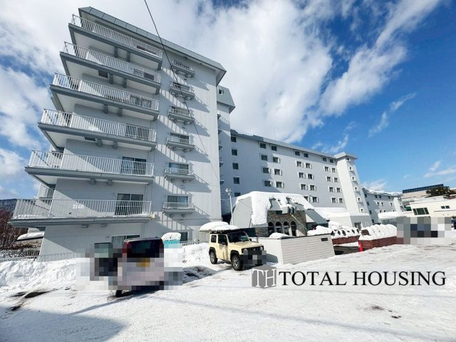 【外観】 | マンション平岸天神山 | 周辺の穏やかな住宅街に溶け込みながらも、しっかりとした佇まいと落ち着いた色合いが安心感を与えるマンションです。