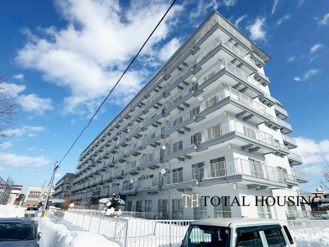 【外観】 | マンション平岸天神山 | 流行に左右されず、将来にわたって価値が継続する「上質」な佇まい。おしゃれな雰囲気や自然の潤い、親しみやすさといった暮らしを豊かにしてくれる住空間です。