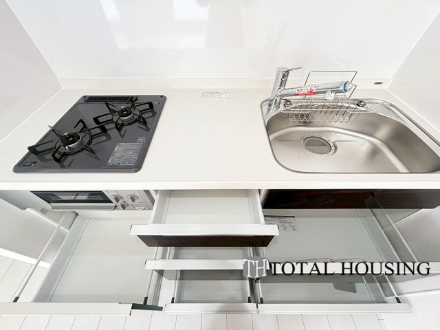 【キッチン】 | マンション平岸天神山 | LDKを広く使え、料理に集中することができる壁付けタイプのキッチンです。上下に収納が設けられ、調理用品や食器類をすっきりと収納できます◎