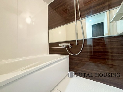 【浴室】 | マンション平岸天神山 | 限られた空間を広く見せるワイドミラーを採用したバスルーム。アクセントパネルで落ち着きのある雰囲気を演出♪毎日の疲れを癒やすバスタイムを。