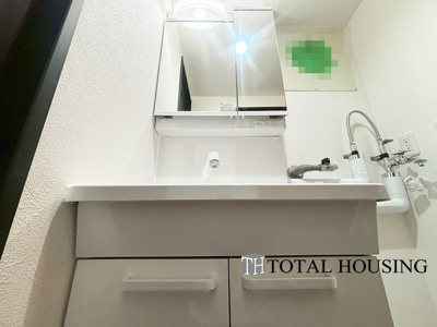 【独立洗面台】 | マンション平岸天神山 | スタンダードなデザインの洗面ボウルは清潔感あるオフホワイトを採用。落ち着きとくつろぎを感じられる空間で気持ちよく身だしなみを整えられます。